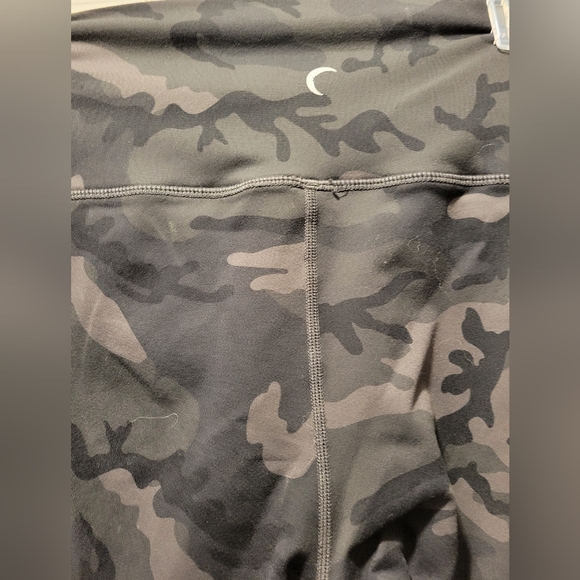 ZYIA Camo luxe capri leggings - Picture 3 of 5